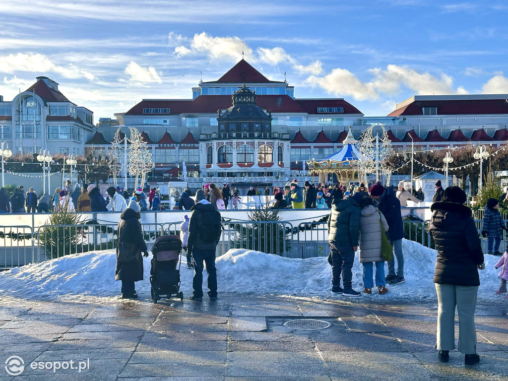 Przedświąteczny Sopot na zdjęciach! Lodowisko, dekoracje i tłumy na molo [FOTO]