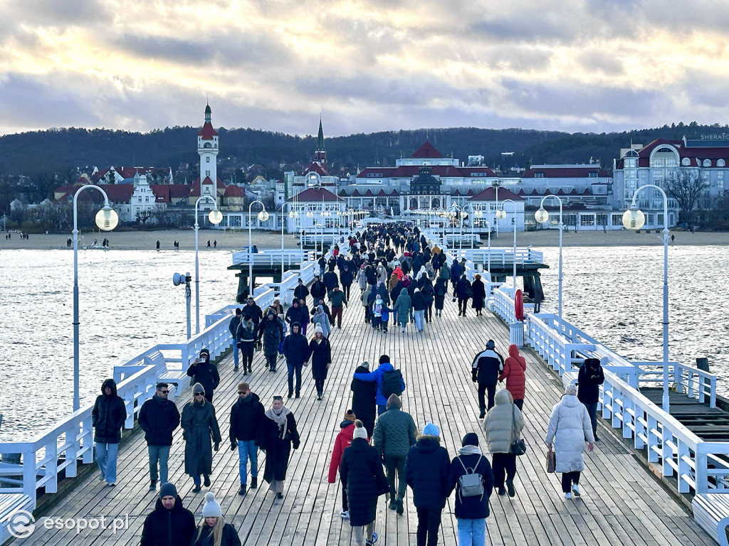 Przedświąteczny Sopot na zdjęciach! Lodowisko, dekoracje i tłumy na molo [FOTO]