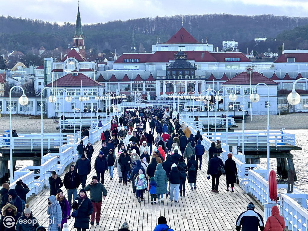 Przedświąteczny Sopot na zdjęciach! Lodowisko, dekoracje i tłumy na molo [FOTO]