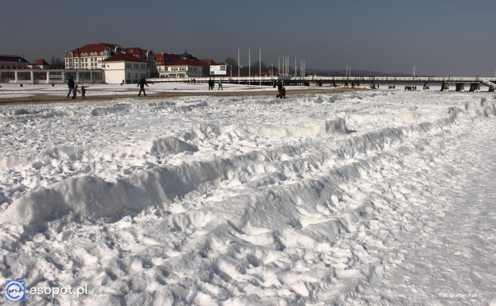 Tamtej zimy Sopot był jak z Krainy Lodu! Morze zamarzło aż po horyzont [FOTO]