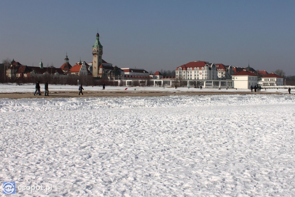 Tamtej zimy Sopot był jak z Krainy Lodu! Morze zamarzło aż po horyzont [FOTO]