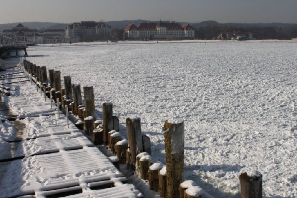 Tamtej zimy Sopot był jak z Krainy Lodu! Morze zamarzło aż po horyzont [FOTO]