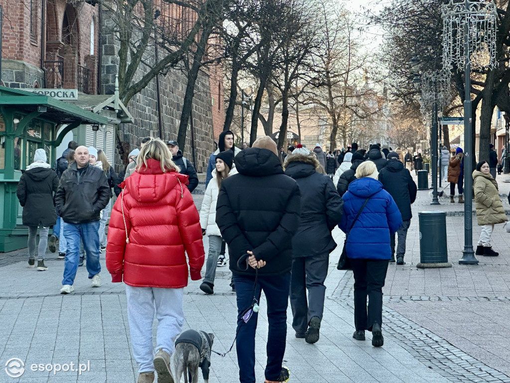 Świąteczny ATAK na Sopot. Turyści wypełnili centrum po brzegi [FOTO]