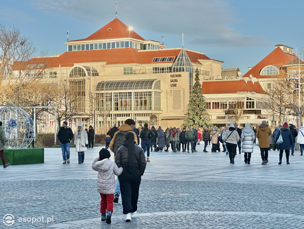 Świąteczny ATAK na Sopot. Turyści wypełnili centrum po brzegi [FOTO]