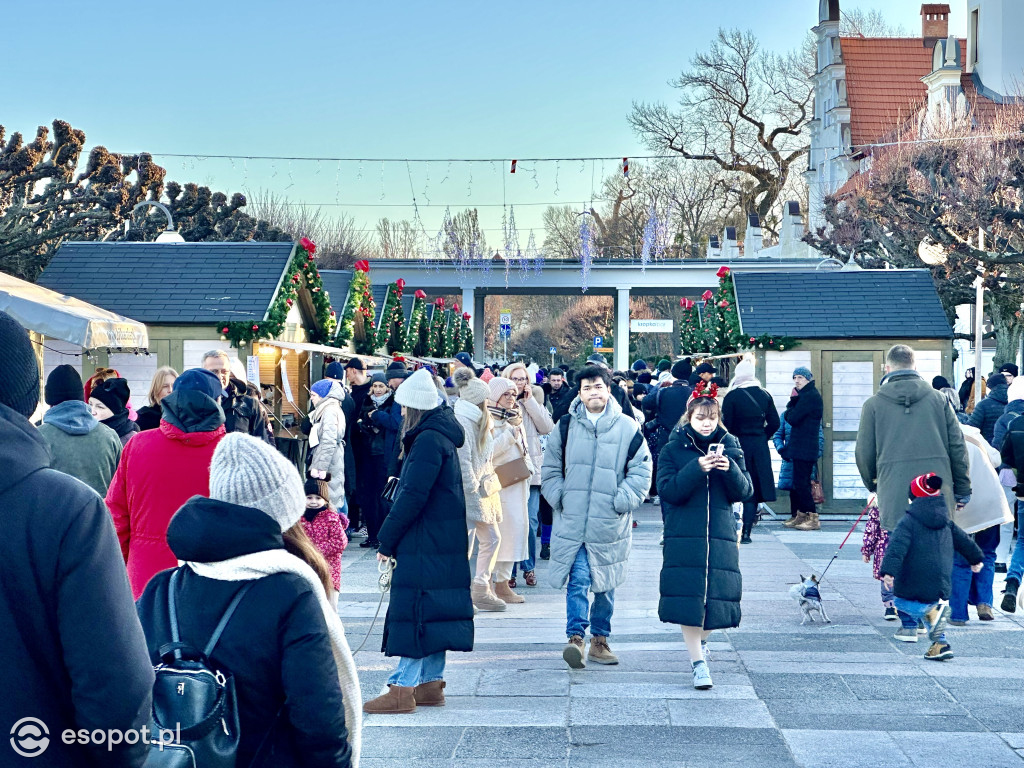 Świąteczny ATAK na Sopot. Turyści wypełnili centrum po brzegi [FOTO]