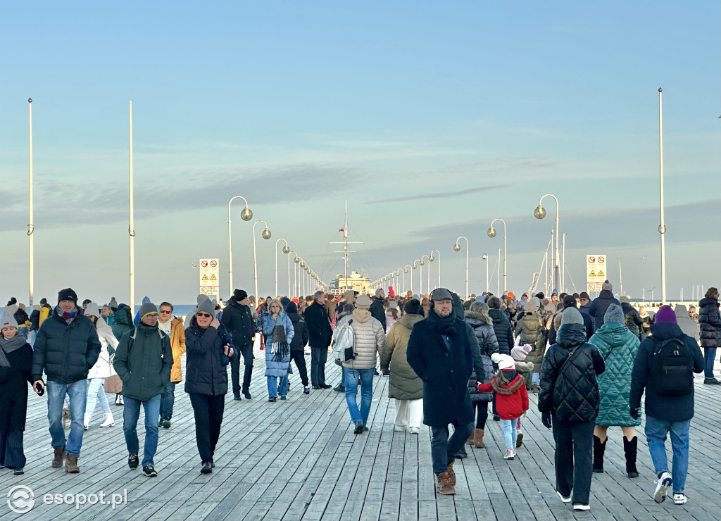 Świąteczny ATAK na Sopot. Turyści wypełnili centrum po brzegi [FOTO]