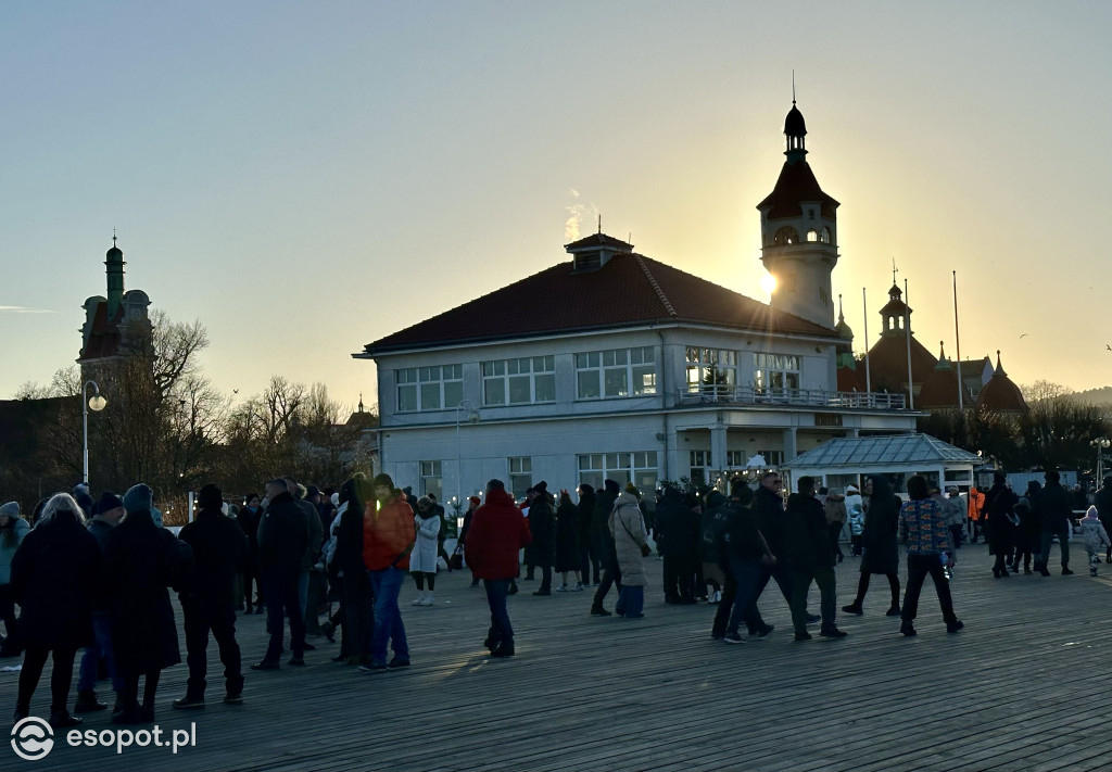 Świąteczny ATAK na Sopot. Turyści wypełnili centrum po brzegi [FOTO]