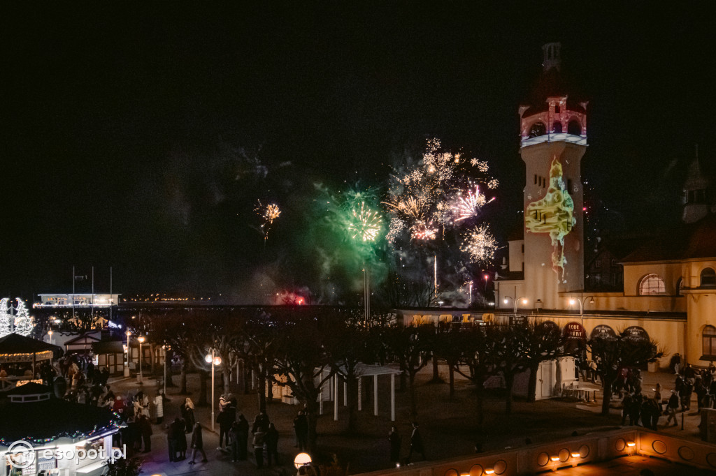 Huczny Sylwester w Sopocie! Fajerwerki rozświetliły niebo, mimo apeli o ciszę [FOTO]