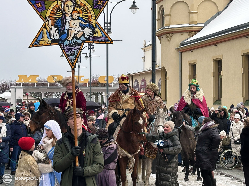 Orszak Trzech Króli znów przyciągnął tłumy! Barwny korowód przeszedł ulicami Sopotu [FOTO]