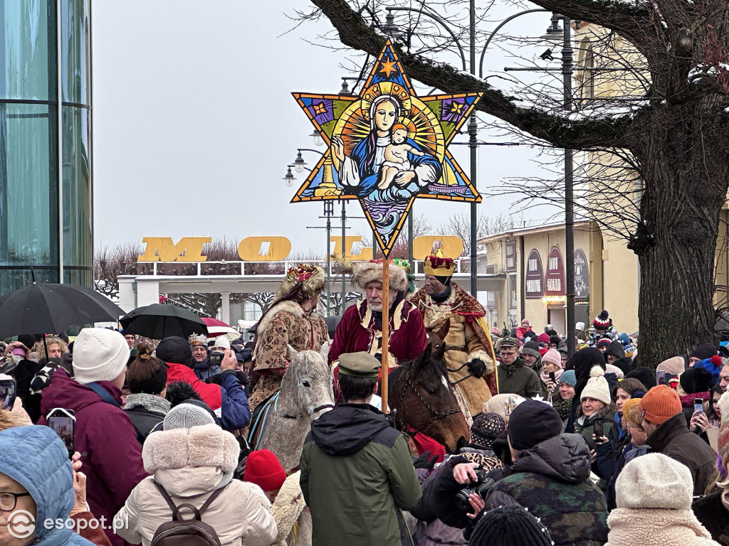 Orszak Trzech Króli znów przyciągnął tłumy! Barwny korowód przeszedł ulicami Sopotu [FOTO]