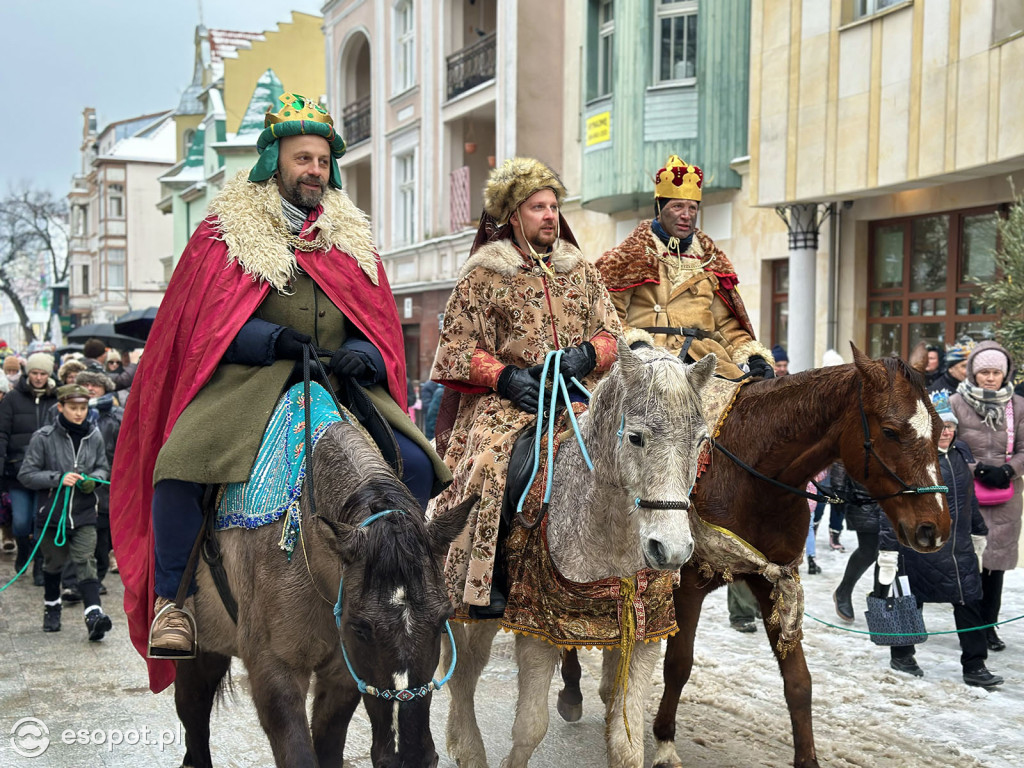 Orszak Trzech Króli znów przyciągnął tłumy! Barwny korowód przeszedł ulicami Sopotu [FOTO]