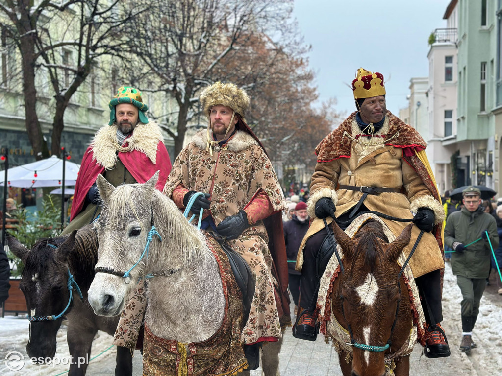 Orszak Trzech Króli znów przyciągnął tłumy! Barwny korowód przeszedł ulicami Sopotu [FOTO]