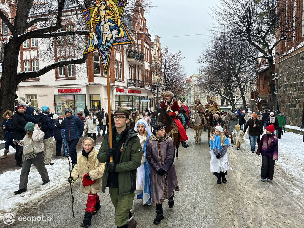 Orszak Trzech Króli znów przyciągnął tłumy! Barwny korowód przeszedł ulicami Sopotu [FOTO]