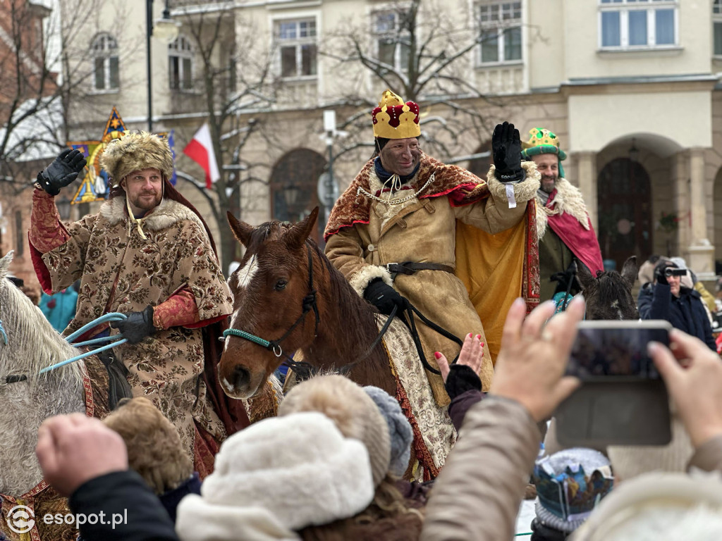 Orszak Trzech Króli znów przyciągnął tłumy! Barwny korowód przeszedł ulicami Sopotu [FOTO]