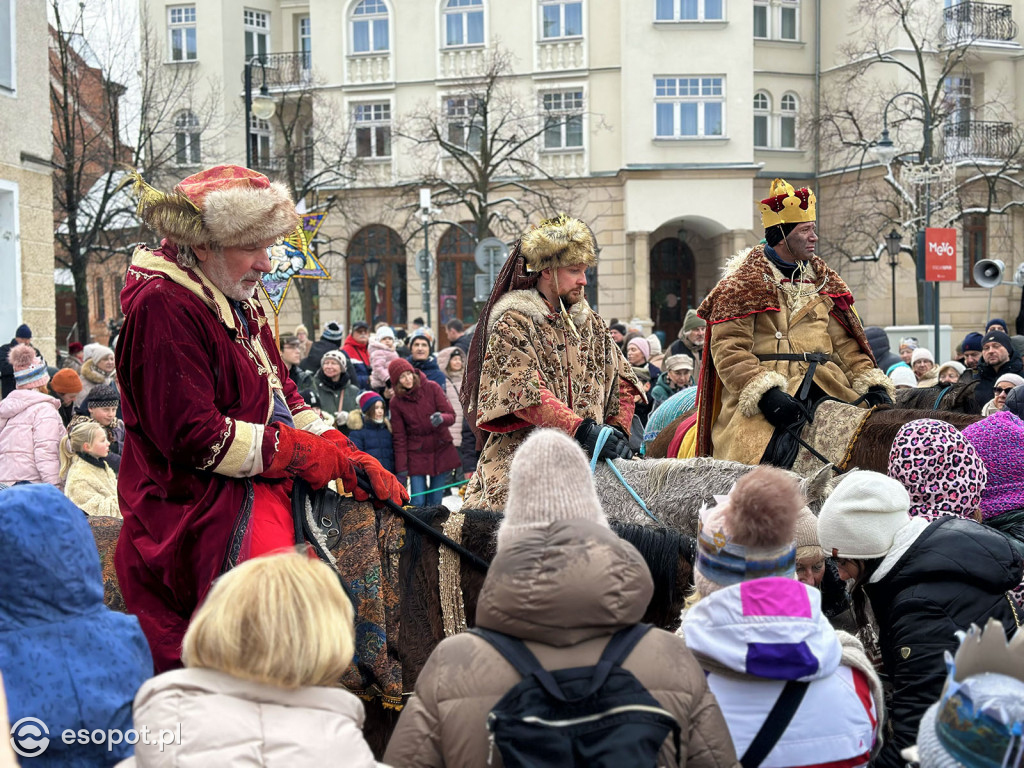 Orszak Trzech Króli znów przyciągnął tłumy! Barwny korowód przeszedł ulicami Sopotu [FOTO]