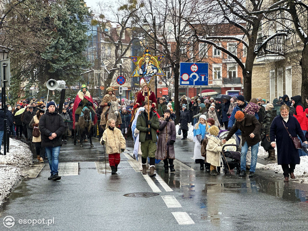 Orszak Trzech Króli znów przyciągnął tłumy! Barwny korowód przeszedł ulicami Sopotu [FOTO]