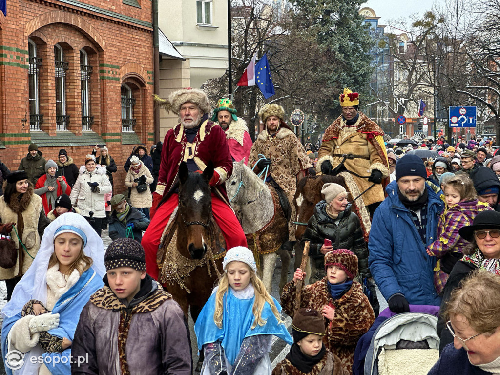 Orszak Trzech Króli znów przyciągnął tłumy! Barwny korowód przeszedł ulicami Sopotu [FOTO]