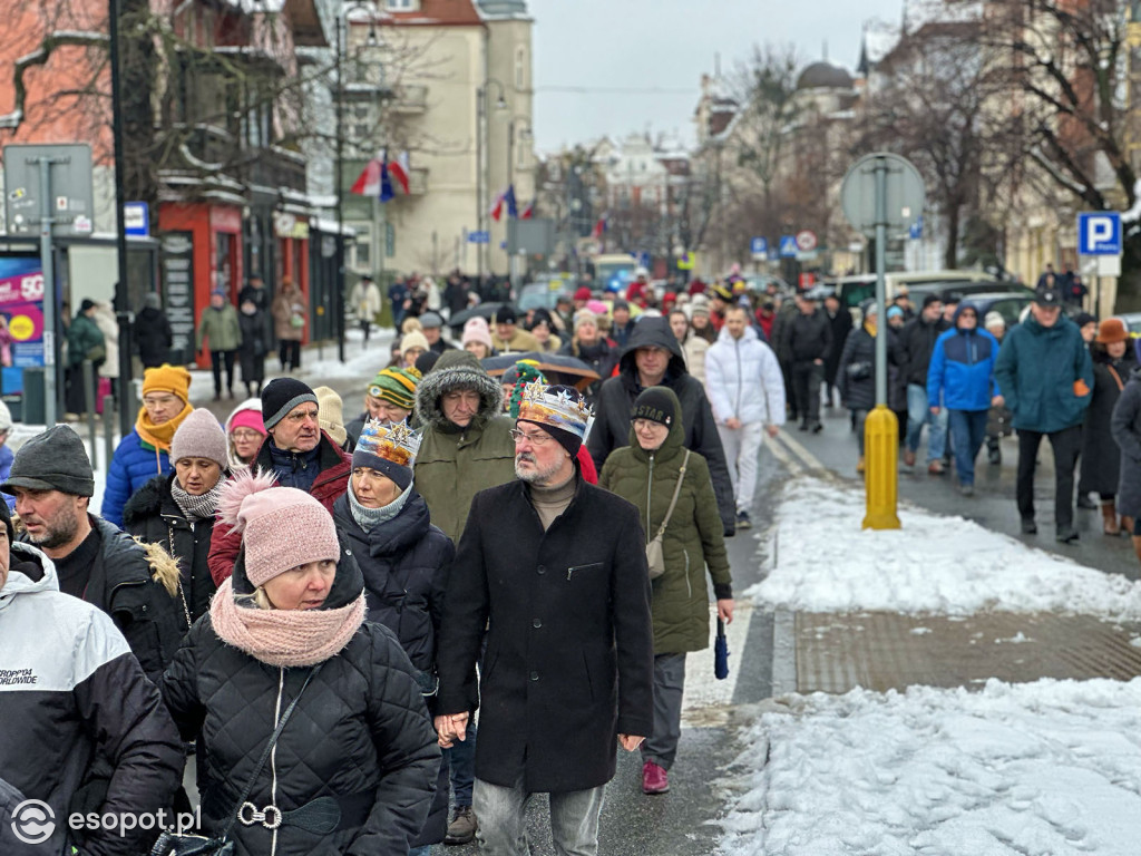 Orszak Trzech Króli znów przyciągnął tłumy! Barwny korowód przeszedł ulicami Sopotu [FOTO]