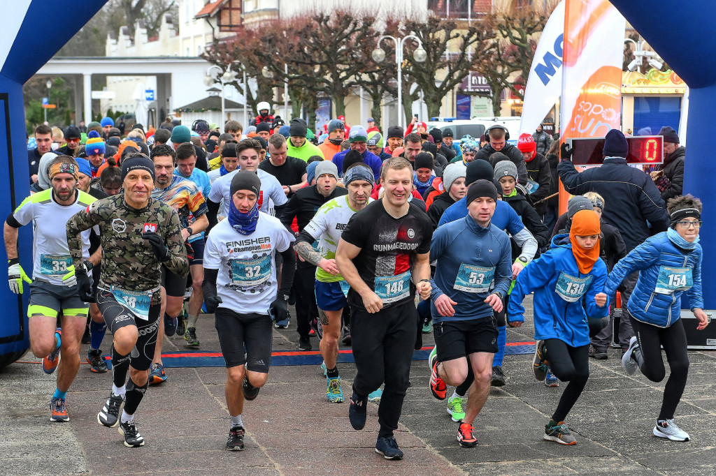 Biegacze zmierzyli się na plaży w Sopocie! Pokonali trasę liczącą 4 km [FOTO]