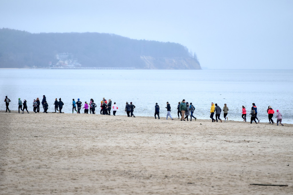 Biegacze zmierzyli się na plaży w Sopocie! Pokonali trasę liczącą 4 km [FOTO]