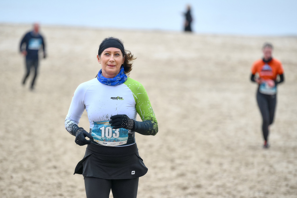 Biegacze zmierzyli się na plaży w Sopocie! Pokonali trasę liczącą 4 km [FOTO]