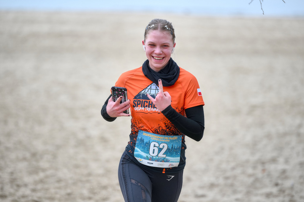 Biegacze zmierzyli się na plaży w Sopocie! Pokonali trasę liczącą 4 km [FOTO]