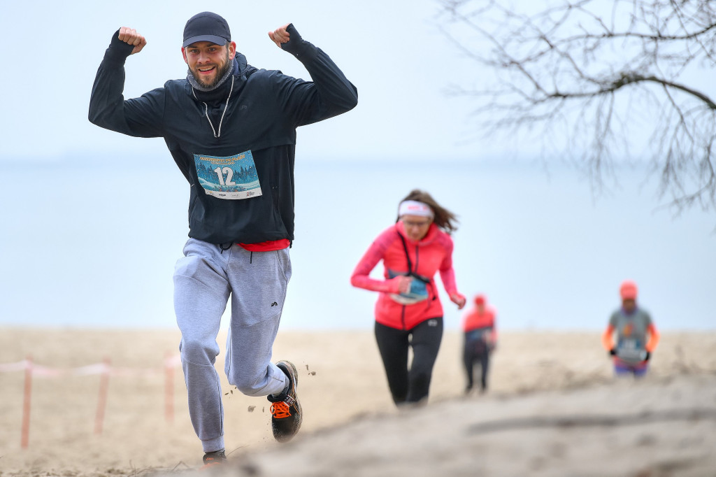 Biegacze zmierzyli się na plaży w Sopocie! Pokonali trasę liczącą 4 km [FOTO]