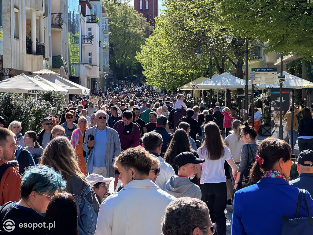 Sopot na majówkę pęka w szwach! Turyści szturmują popularne miejsca [FOTO]