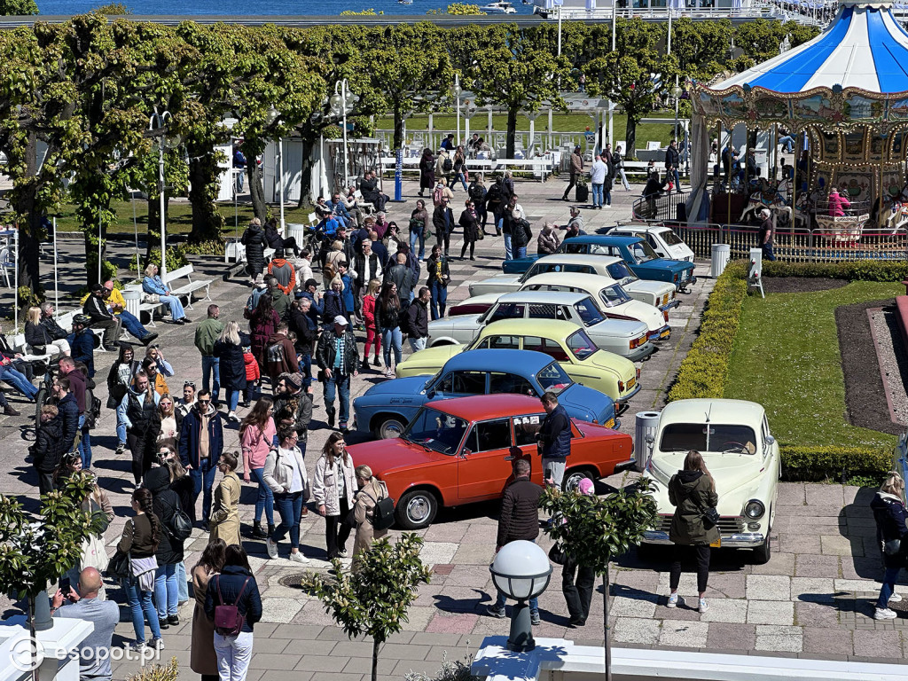 Syreny, wołgi i trabanty – powrót legend motoryzacji przy sopockim molo [FOTO]
