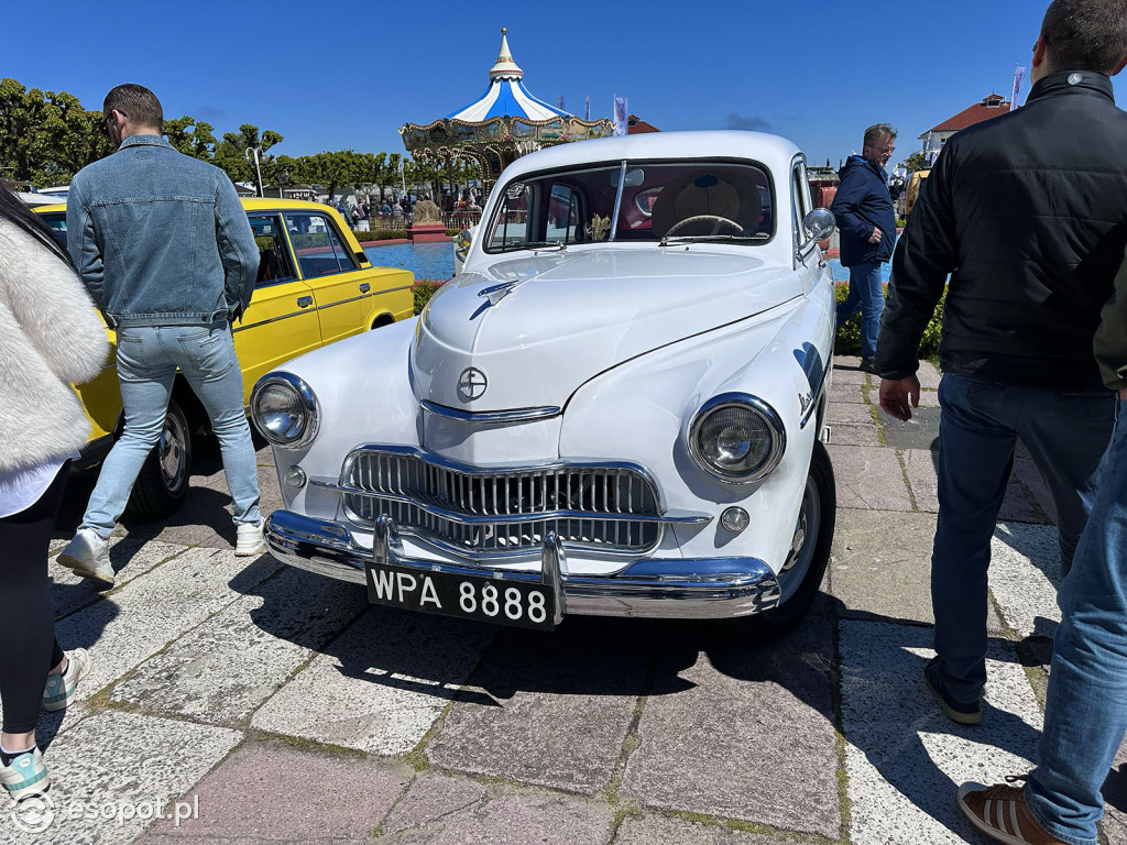 Syreny, wołgi i trabanty – powrót legend motoryzacji przy sopockim molo [FOTO]