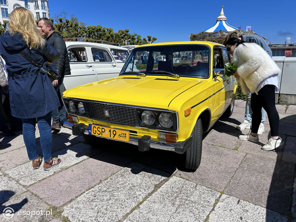 Syreny, wołgi i trabanty – powrót legend motoryzacji przy sopockim molo [FOTO]