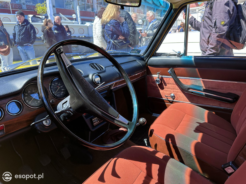 Syreny, wołgi i trabanty – powrót legend motoryzacji przy sopockim molo [FOTO]