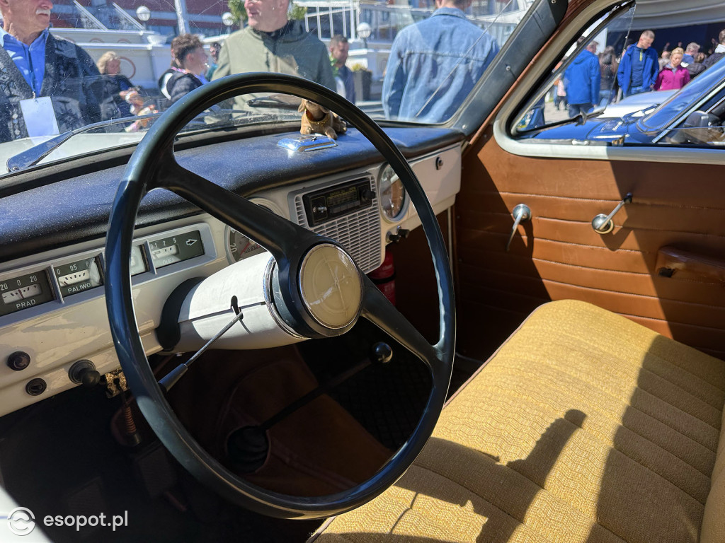 Syreny, wołgi i trabanty – powrót legend motoryzacji przy sopockim molo [FOTO]
