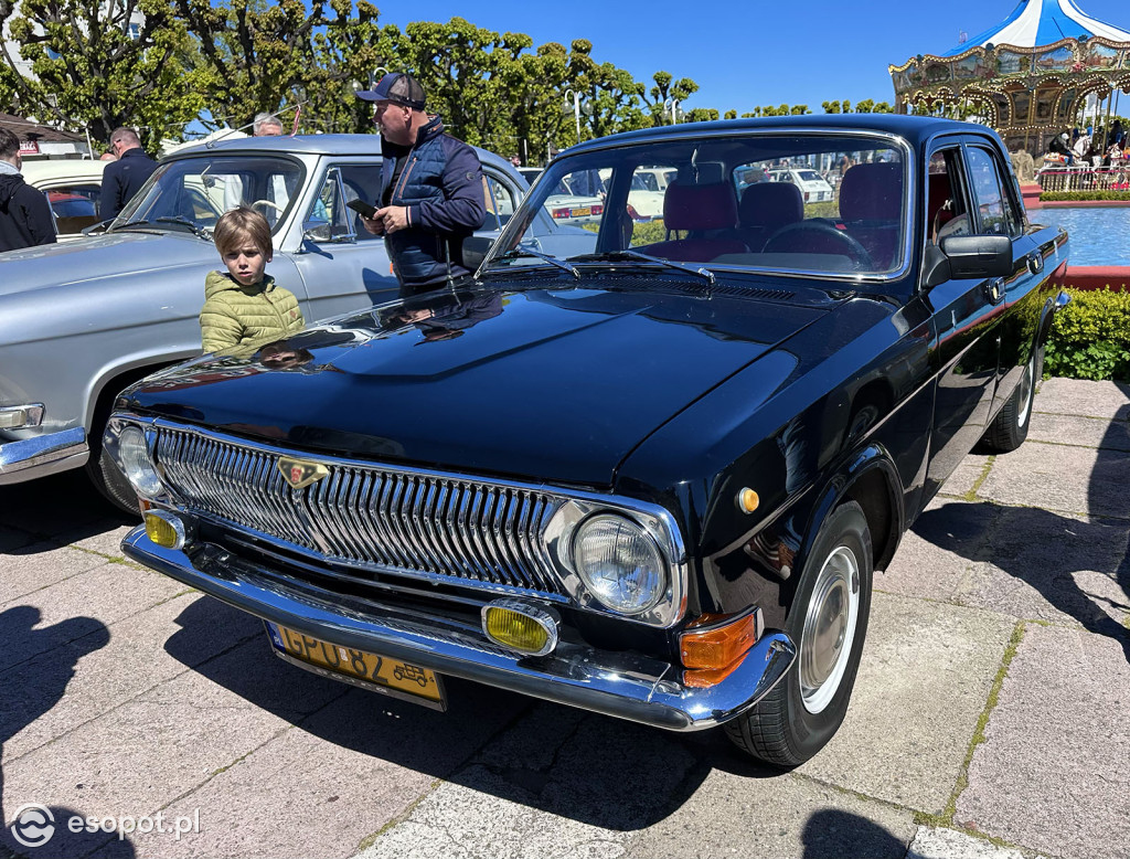 Syreny, wołgi i trabanty – powrót legend motoryzacji przy sopockim molo [FOTO]