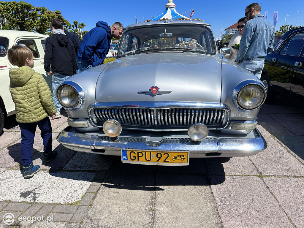 Syreny, wołgi i trabanty – powrót legend motoryzacji przy sopockim molo [FOTO]