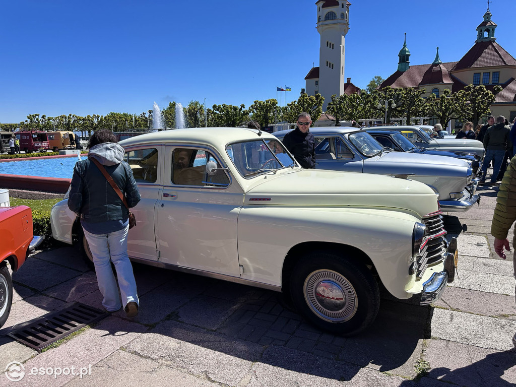 Syreny, wołgi i trabanty – powrót legend motoryzacji przy sopockim molo [FOTO]