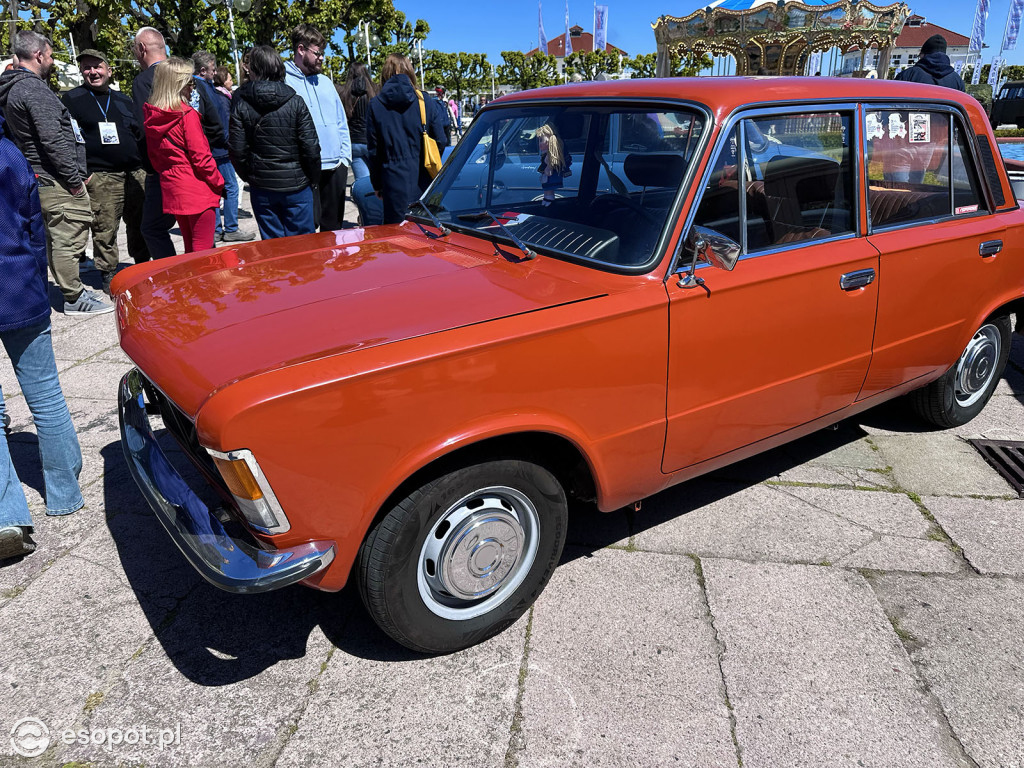 Syreny, wołgi i trabanty – powrót legend motoryzacji przy sopockim molo [FOTO]