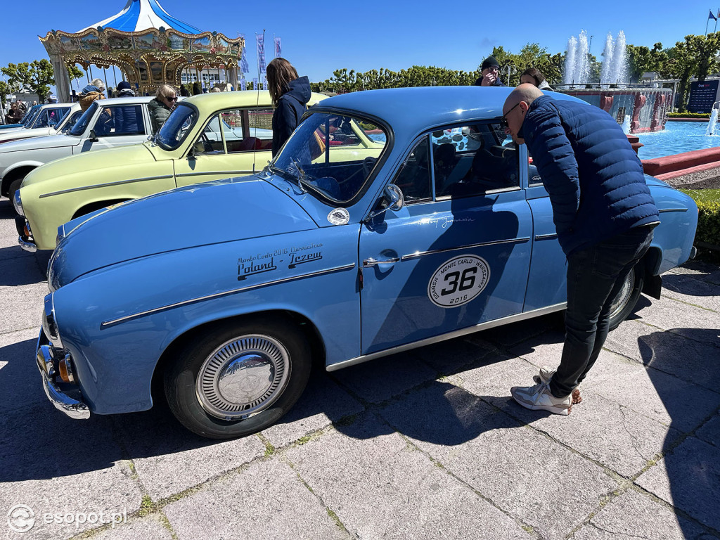 Syreny, wołgi i trabanty – powrót legend motoryzacji przy sopockim molo [FOTO]