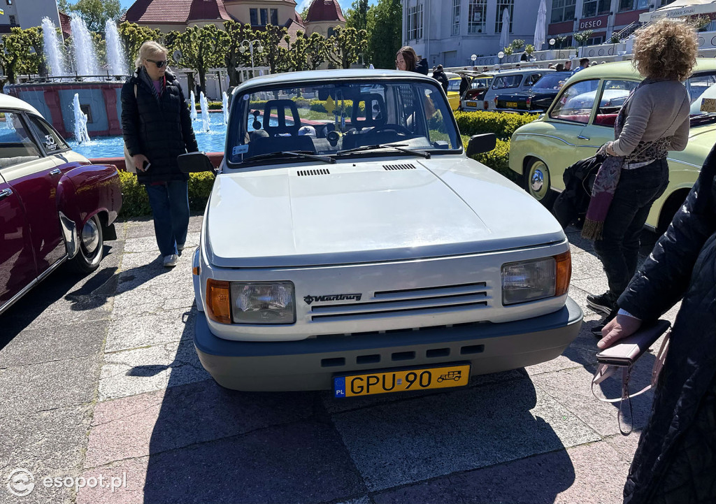 Syreny, wołgi i trabanty – powrót legend motoryzacji przy sopockim molo [FOTO]