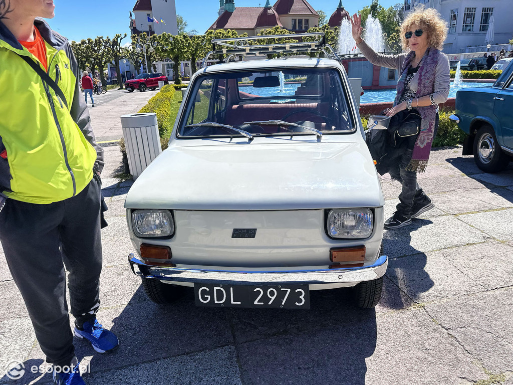 Syreny, wołgi i trabanty – powrót legend motoryzacji przy sopockim molo [FOTO]
