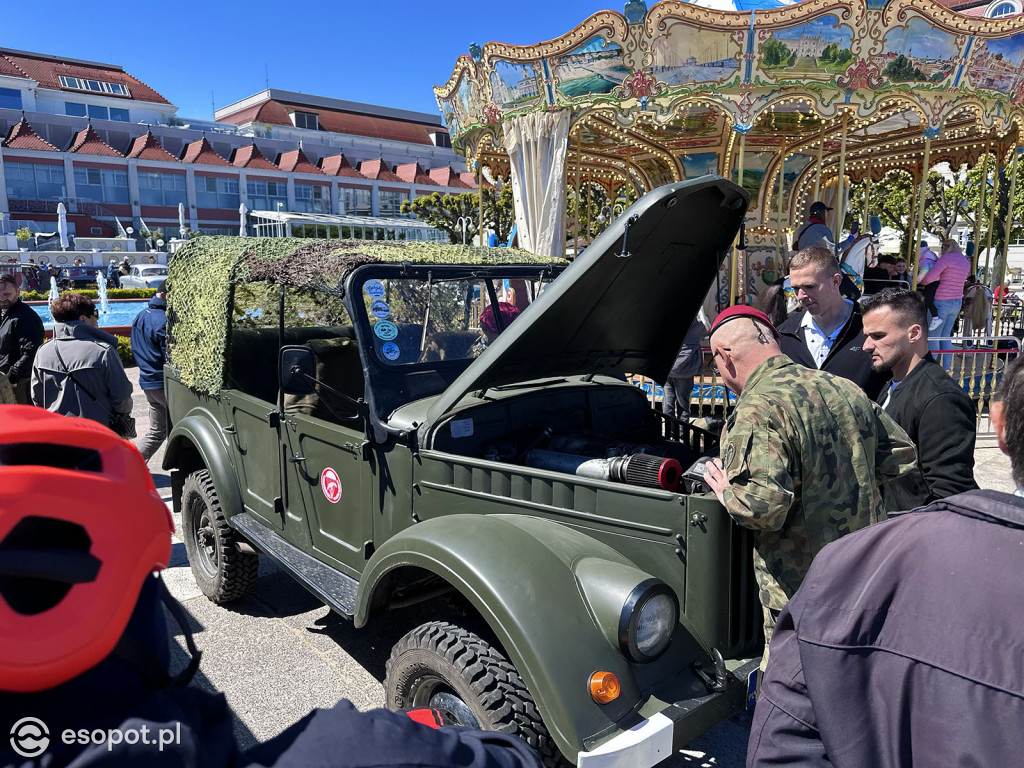 Syreny, wołgi i trabanty – powrót legend motoryzacji przy sopockim molo [FOTO]