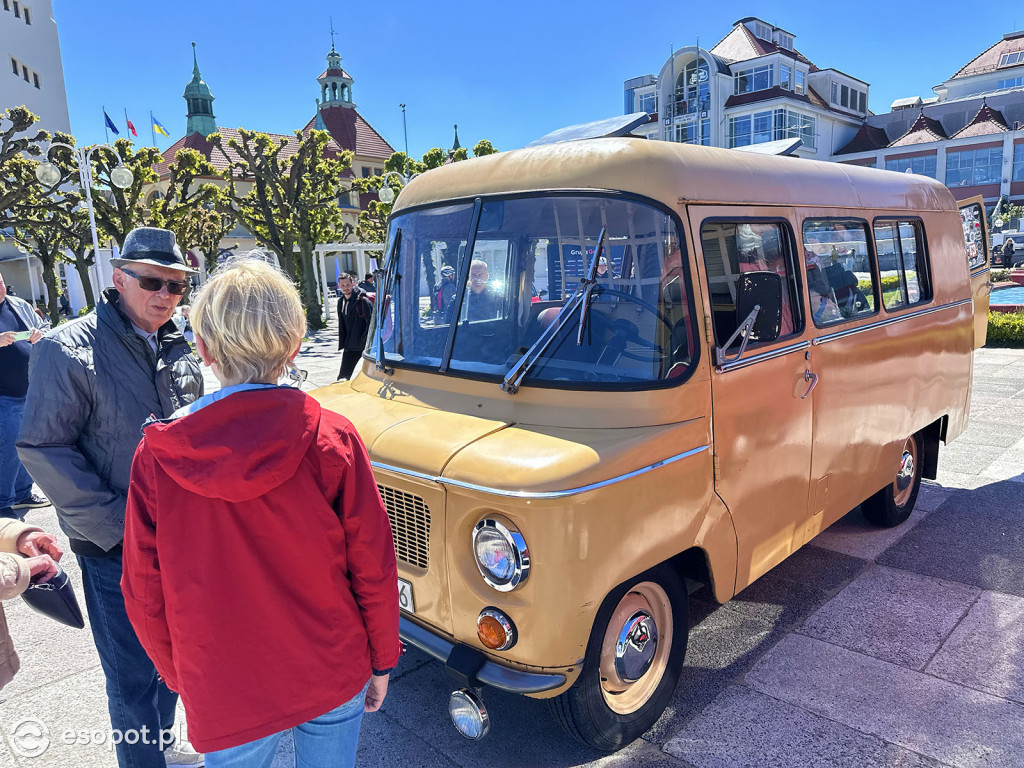 Syreny, wołgi i trabanty – powrót legend motoryzacji przy sopockim molo [FOTO]