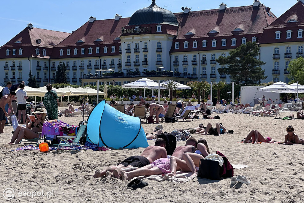 Sopot rozpoczął sezon plażowy! Tłumy turystów ruszyły nad morze [FOTO]