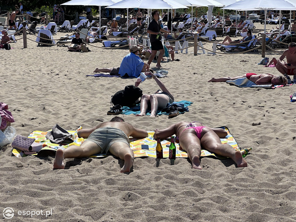 Sopot rozpoczął sezon plażowy! Tłumy turystów ruszyły nad morze [FOTO]