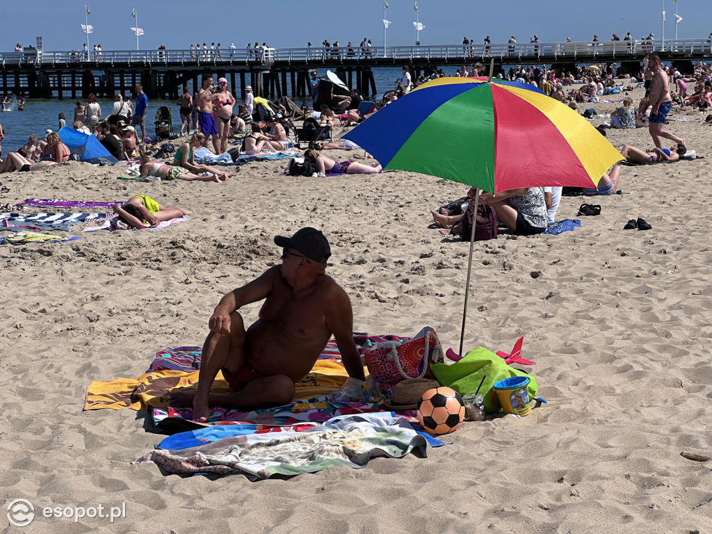 Sopot rozpoczął sezon plażowy! Tłumy turystów ruszyły nad morze [FOTO]