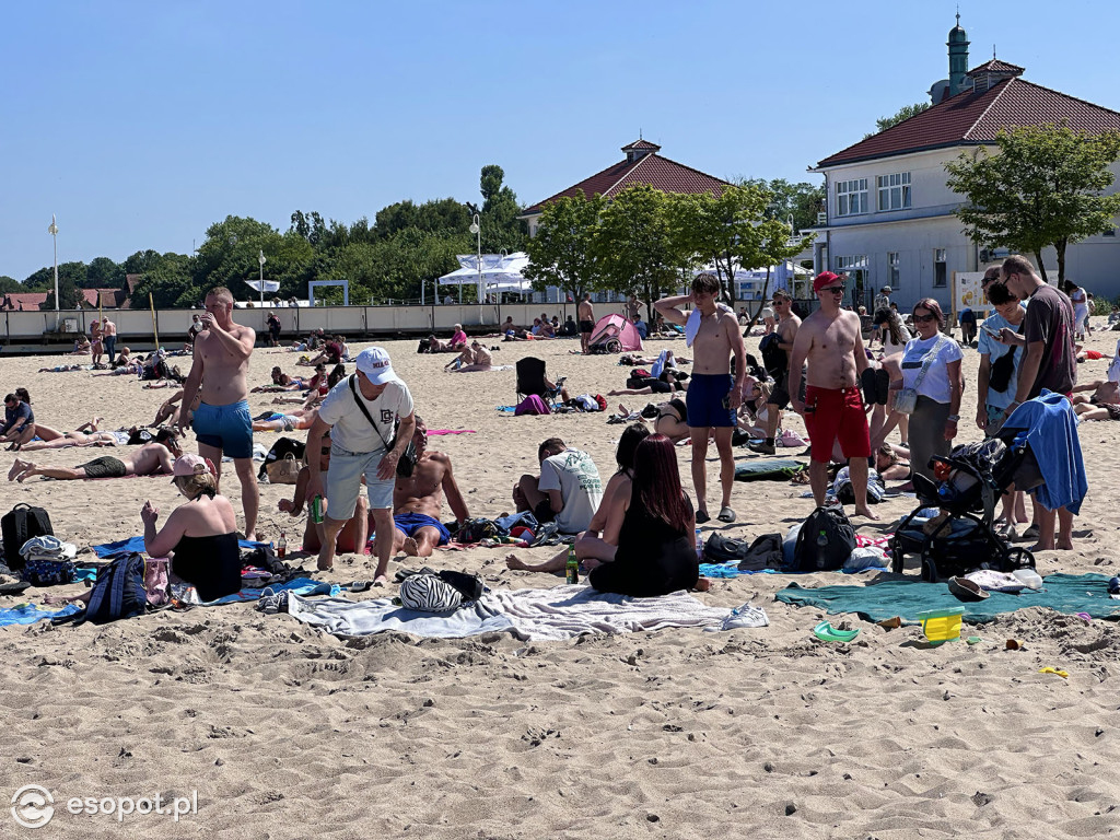 Sopot rozpoczął sezon plażowy! Tłumy turystów ruszyły nad morze [FOTO]