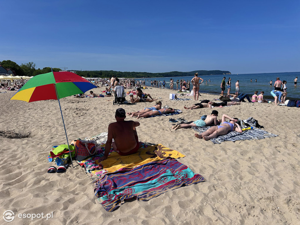 Sopot rozpoczął sezon plażowy! Tłumy turystów ruszyły nad morze [FOTO]