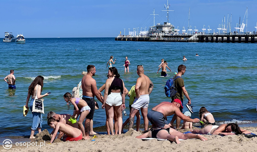 Sopot rozpoczął sezon plażowy! Tłumy turystów ruszyły nad morze [FOTO]