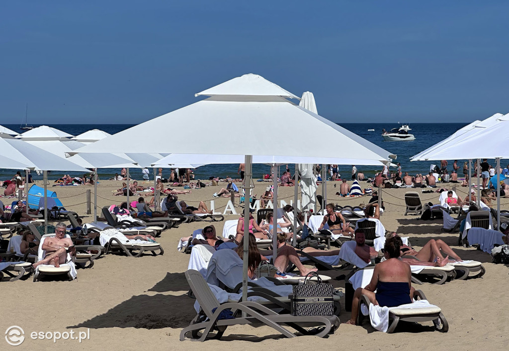 Sopot rozpoczął sezon plażowy! Tłumy turystów ruszyły nad morze [FOTO]
