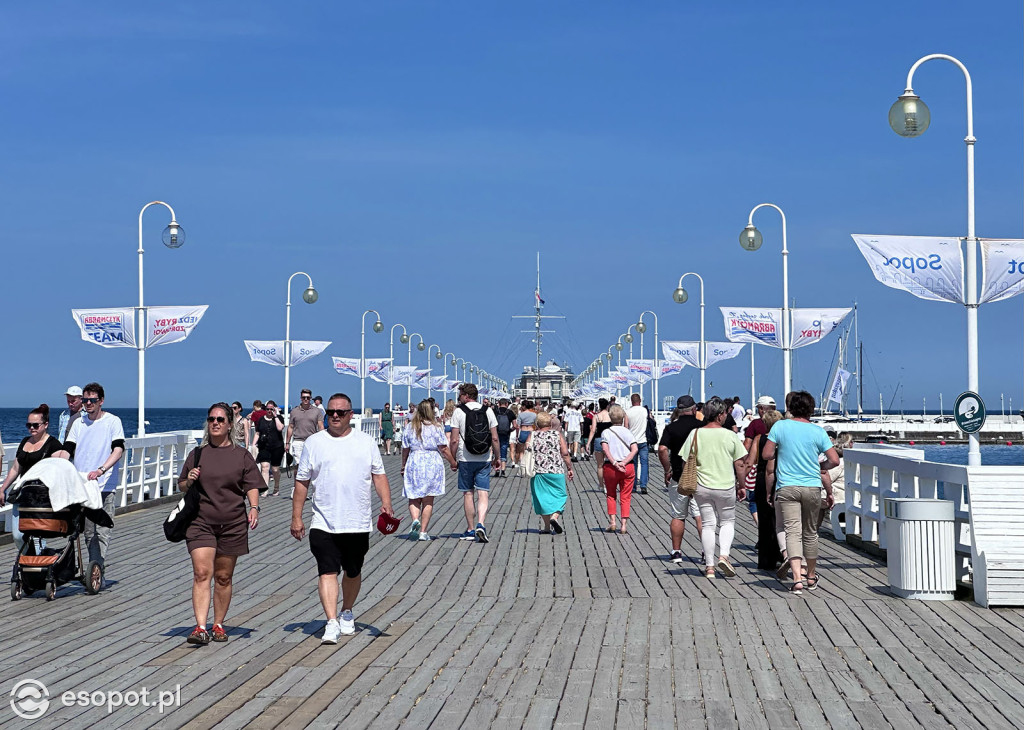 Sopot rozpoczął sezon plażowy! Tłumy turystów ruszyły nad morze [FOTO]